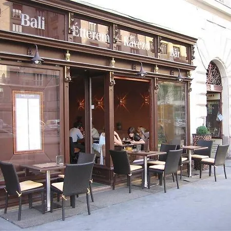 Two Couples * بودابست